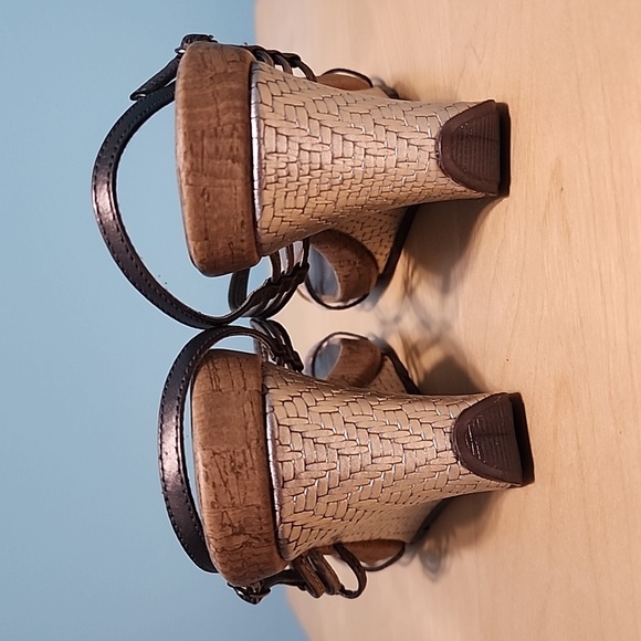 KENNETH COLE REACTION Silver Leather Wedge Sandals, Size 7.5 - Picture 4 of 7